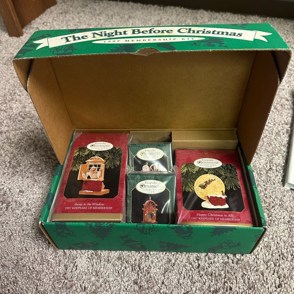 Hallmark Green Christmas Membership Kit